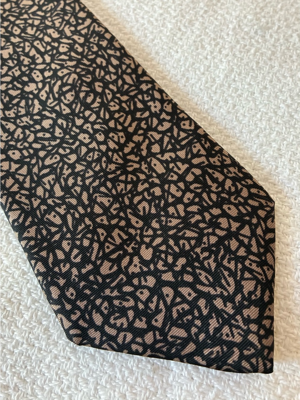 Kenneth Robert’s 100% Silk Black and Tan Abstract Pattern Men's Tie